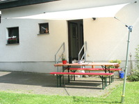 Sonnensegel konkav an Hauswand mit Wandankern