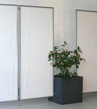 Windstabilitt Paravent auf Terrasse u. Balkon mit Pflanzgef und 2x Wand-Clip 