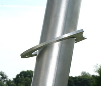 Oberteil Edelstahlmast mit eingeh�ngter Zugplatte.