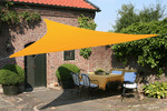 Gartenterrasse mit 3,6 m Dreiecksonnensegel in der Farbe hell elfenbein